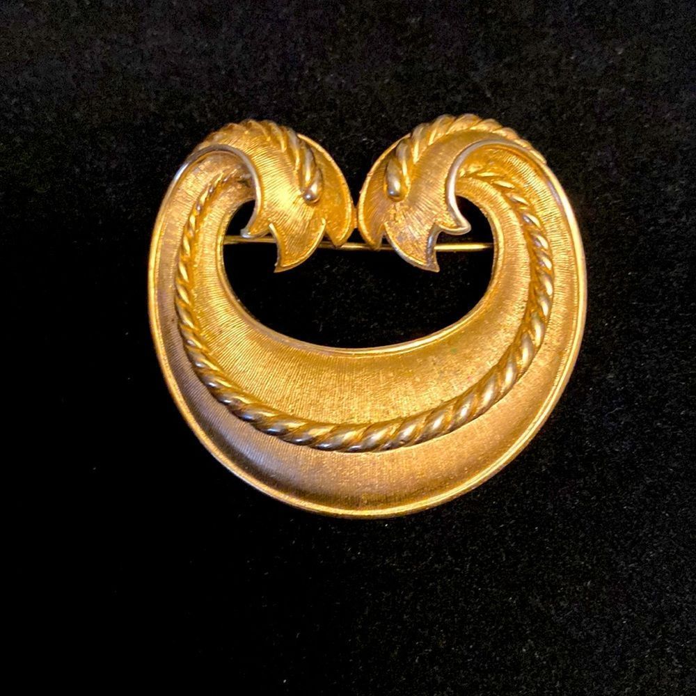 VINTAGE TRIFARI FASHION BROOCH GOLD TONE